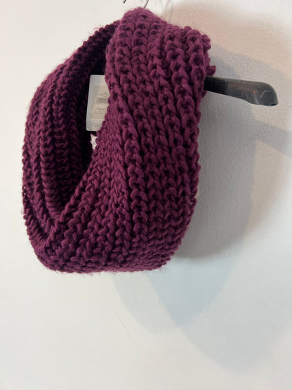NATURA. Burgundy knit collar