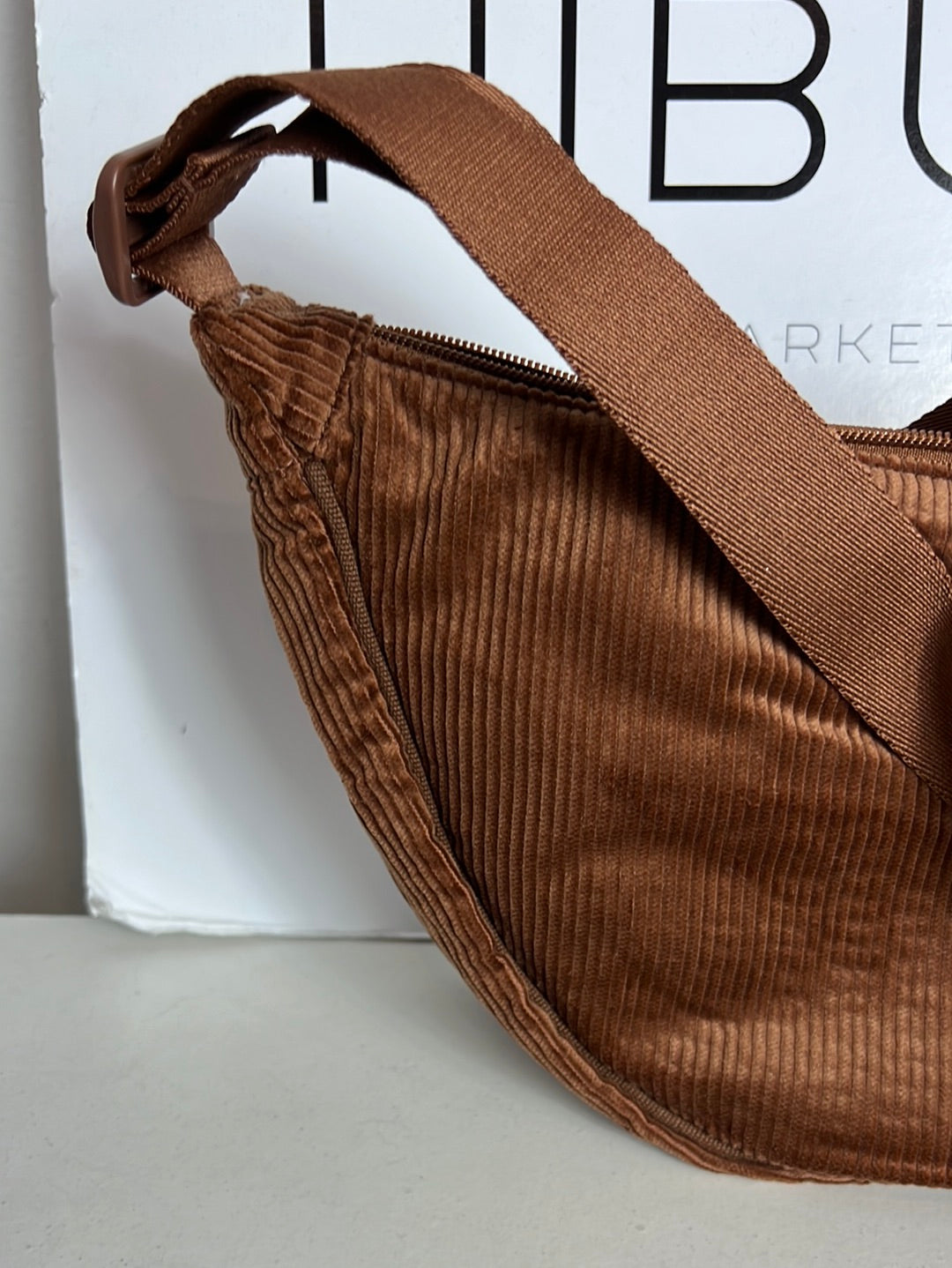 UNIQLO. Bolso lona marrón asa regulable