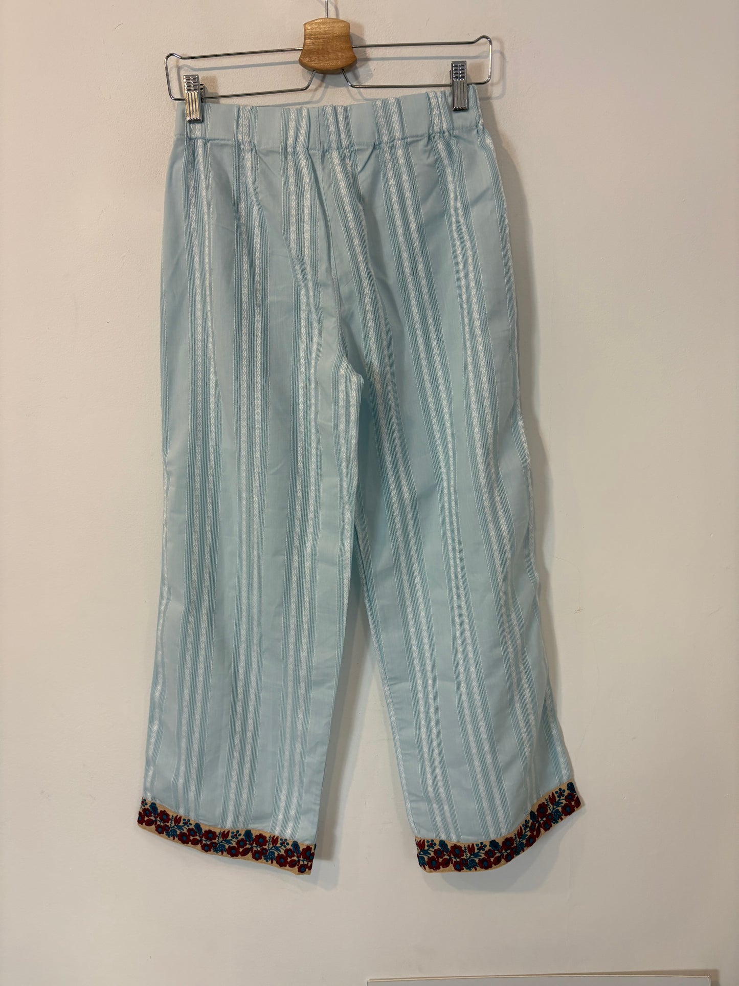 JOSEPHINE. Conjunto azul claro detalles bordados
