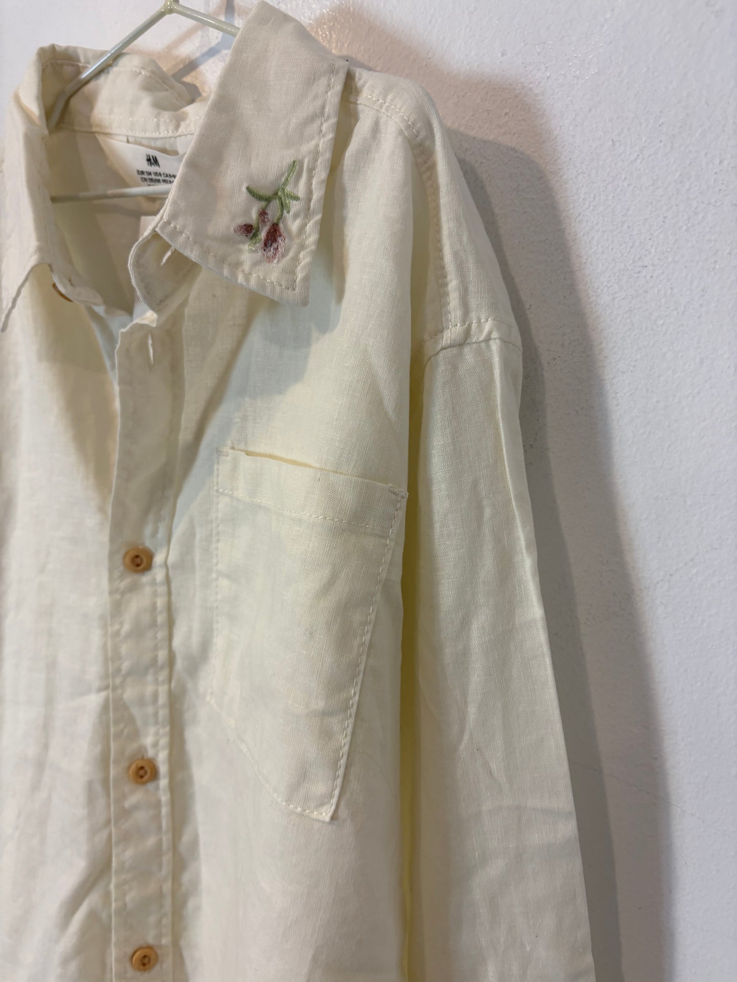 H&amp;M. Ecru shirt for boys. Size 8-9 years.