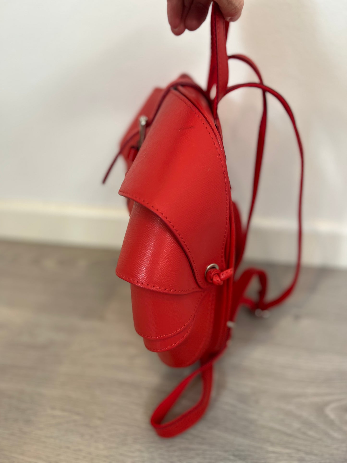 OTRAS. Mochila roja piel