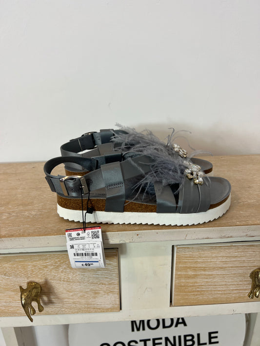 ZARA. Flat sandals with grey feathers. Size 38