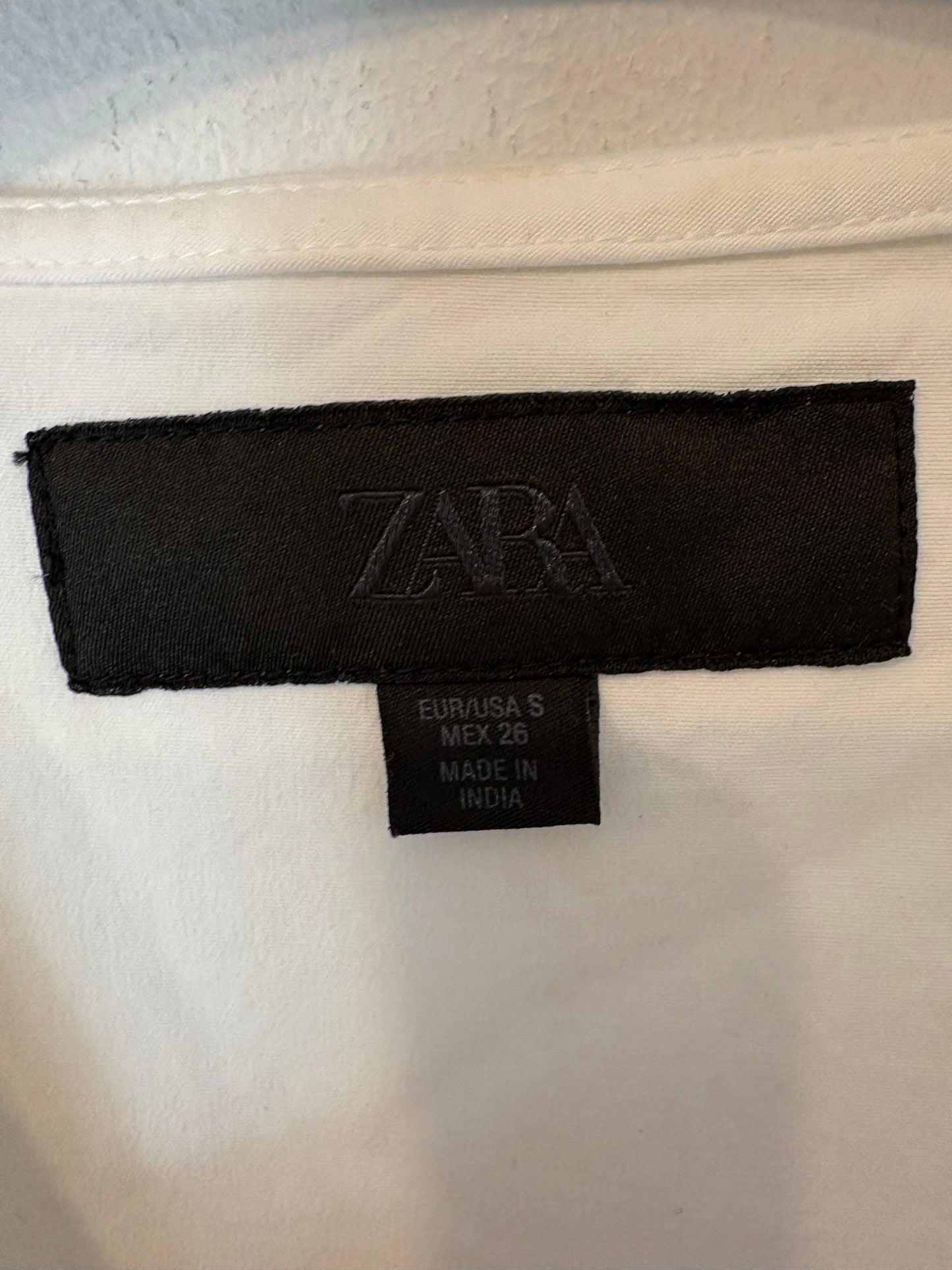 ZARA. Vestido blanco cuello
