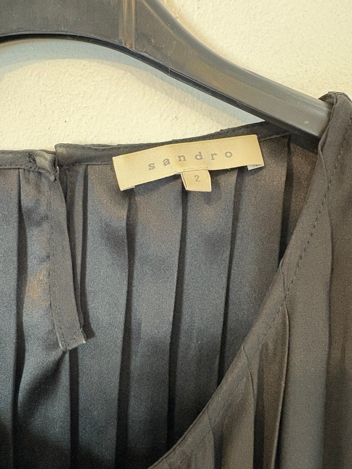 SANDRO. Blusa negra seda lazada