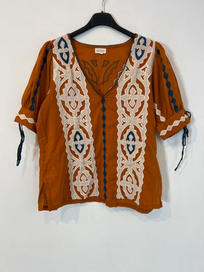 MAKSU. Top caldero bordados. T M