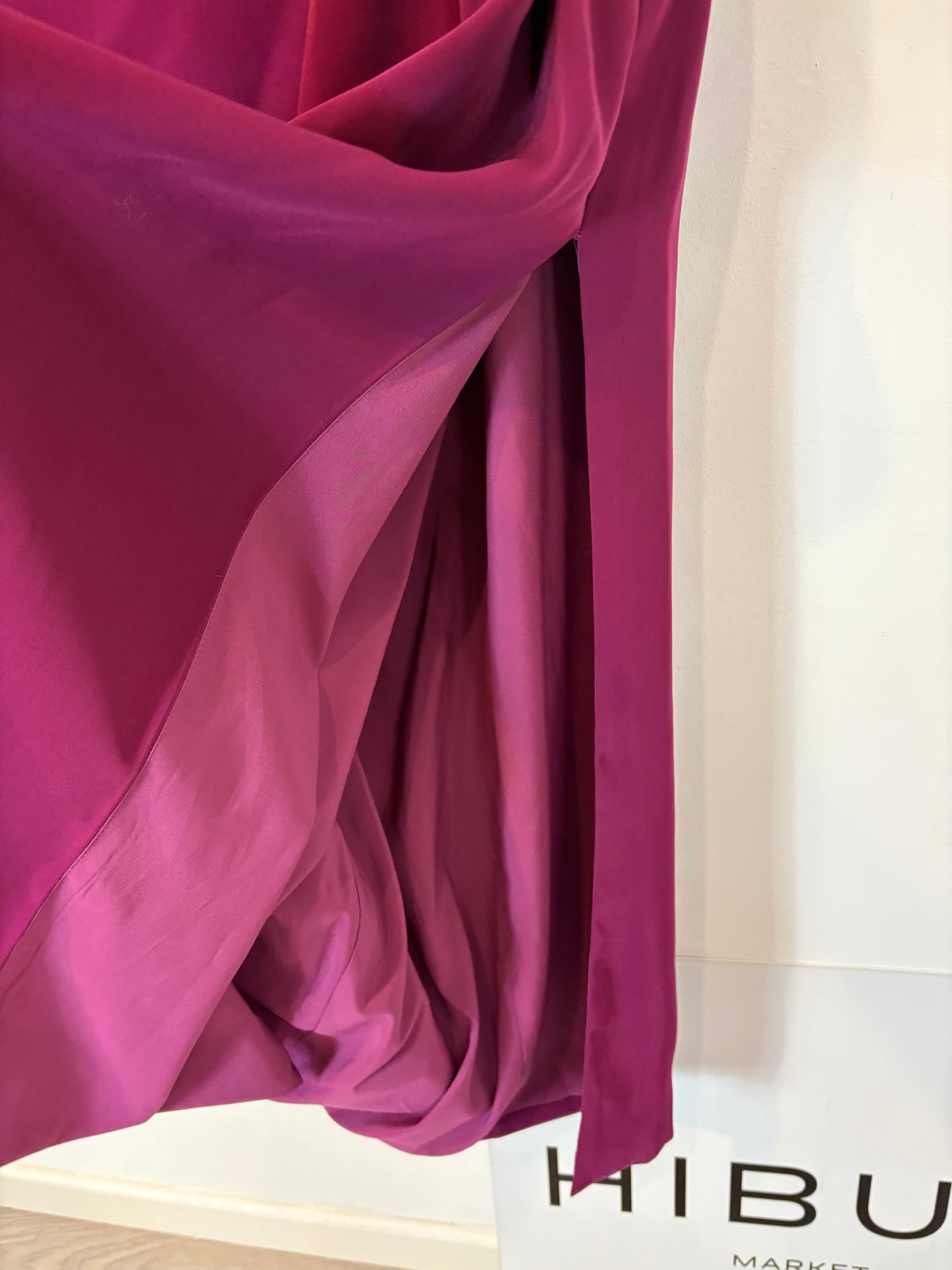 BRUNA. Vestido midi asimétrico