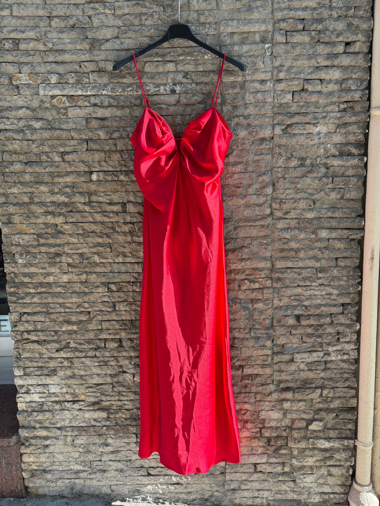 ZARA. Vestido largo satinado rojo
