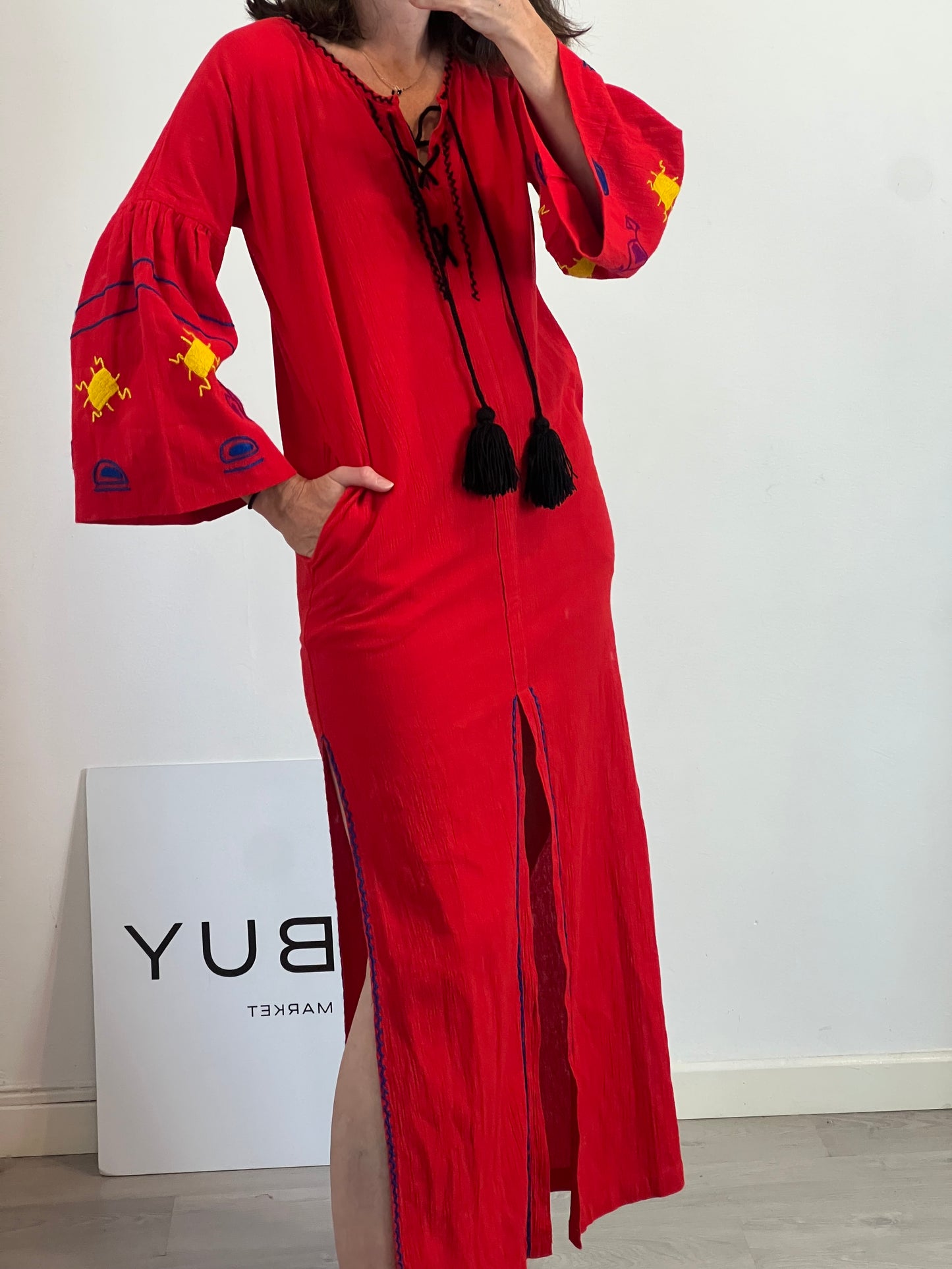 SENSISTUDIO.Vestido largo bordado rojo T.s