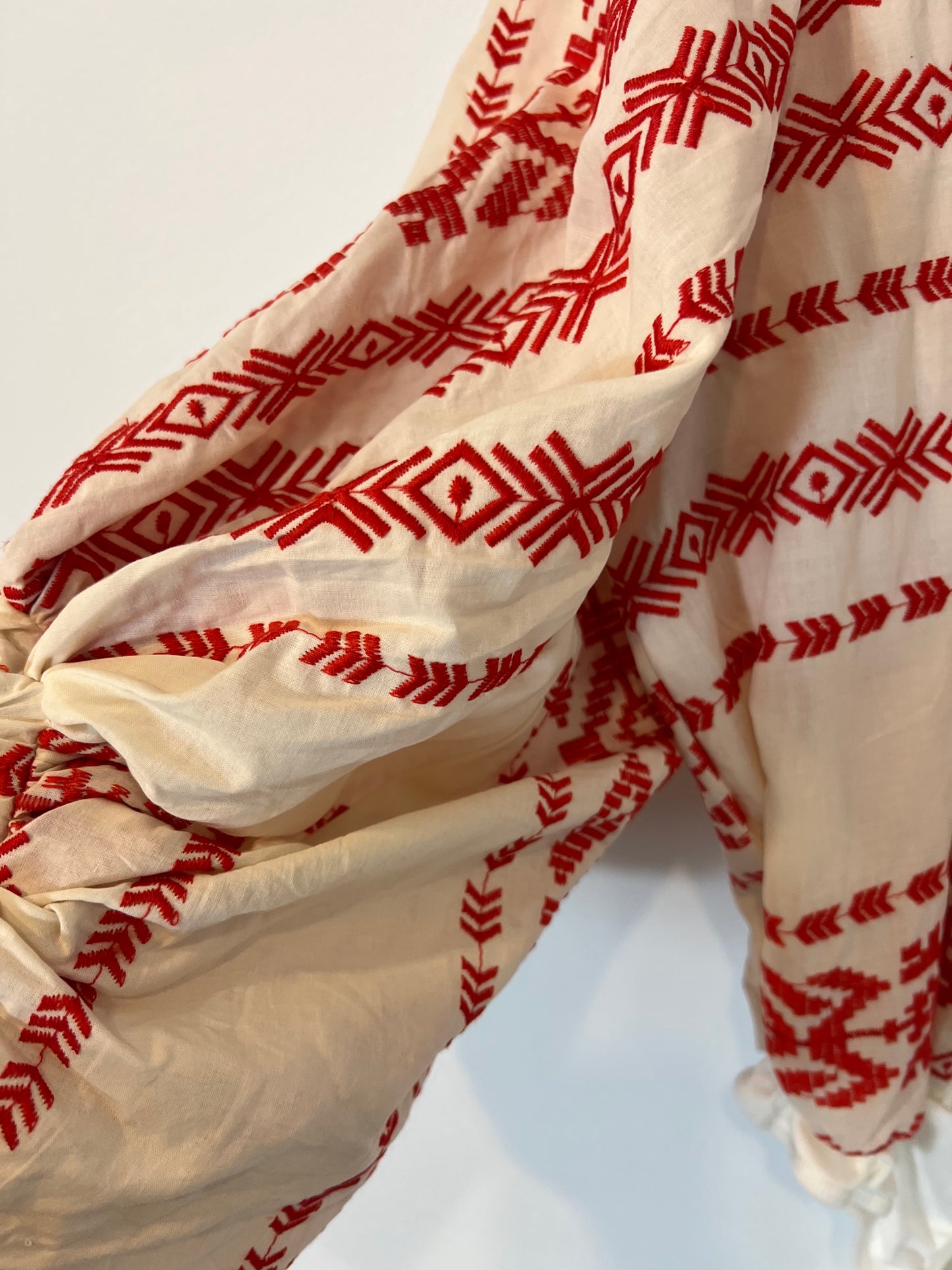 PADOVA. Red embroidered puff-sleeve top. XS