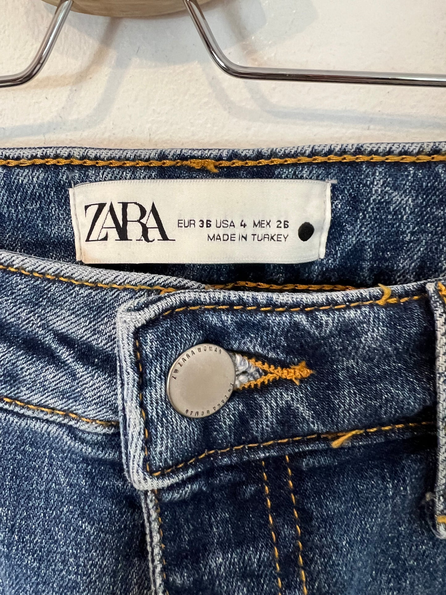 ZARA. Denim cropped bolsillos. T 36