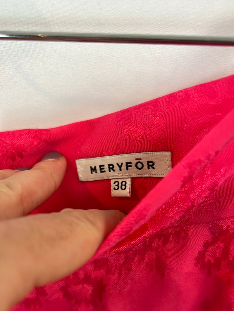 MERYFOR. Total look traje de chaqueta rosa T.38