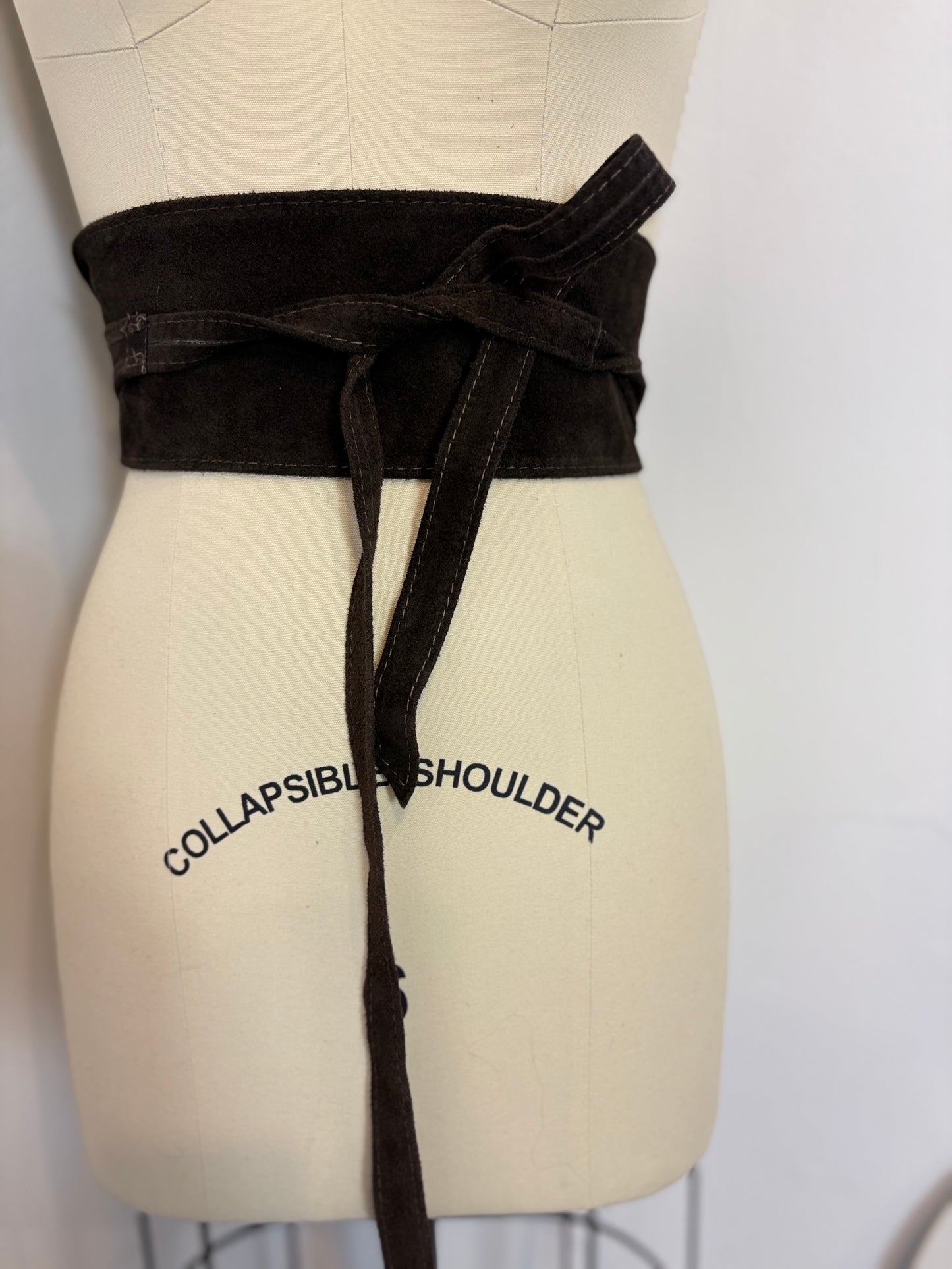 OTRAS. Cinturón fajín  marrón piel ajustable