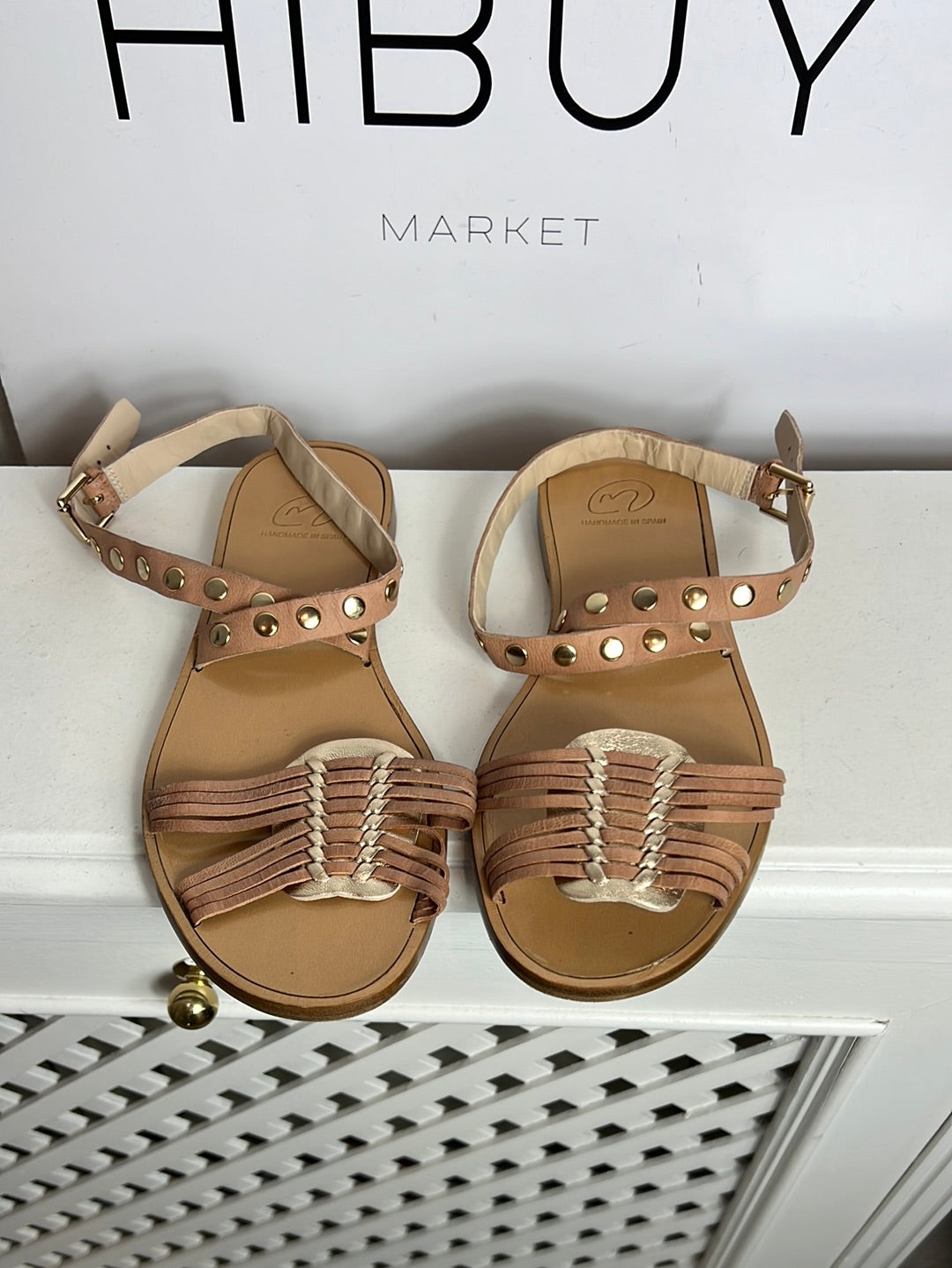 MICUIR. Sandalia plana piel tachuelas. T 37