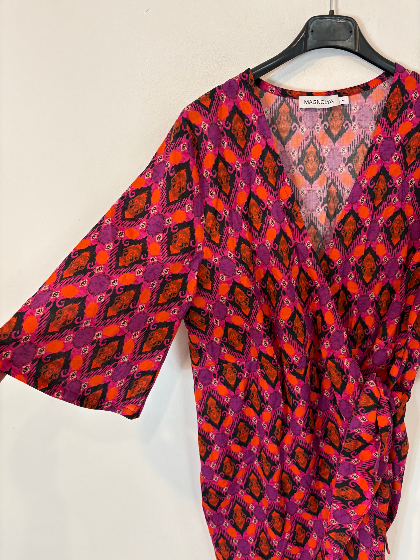 MAGNOLYA. Vestido corto cruzado estampado