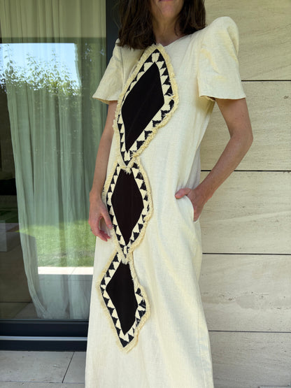 IQ COLLECTION. Beige embroidered Ts dress