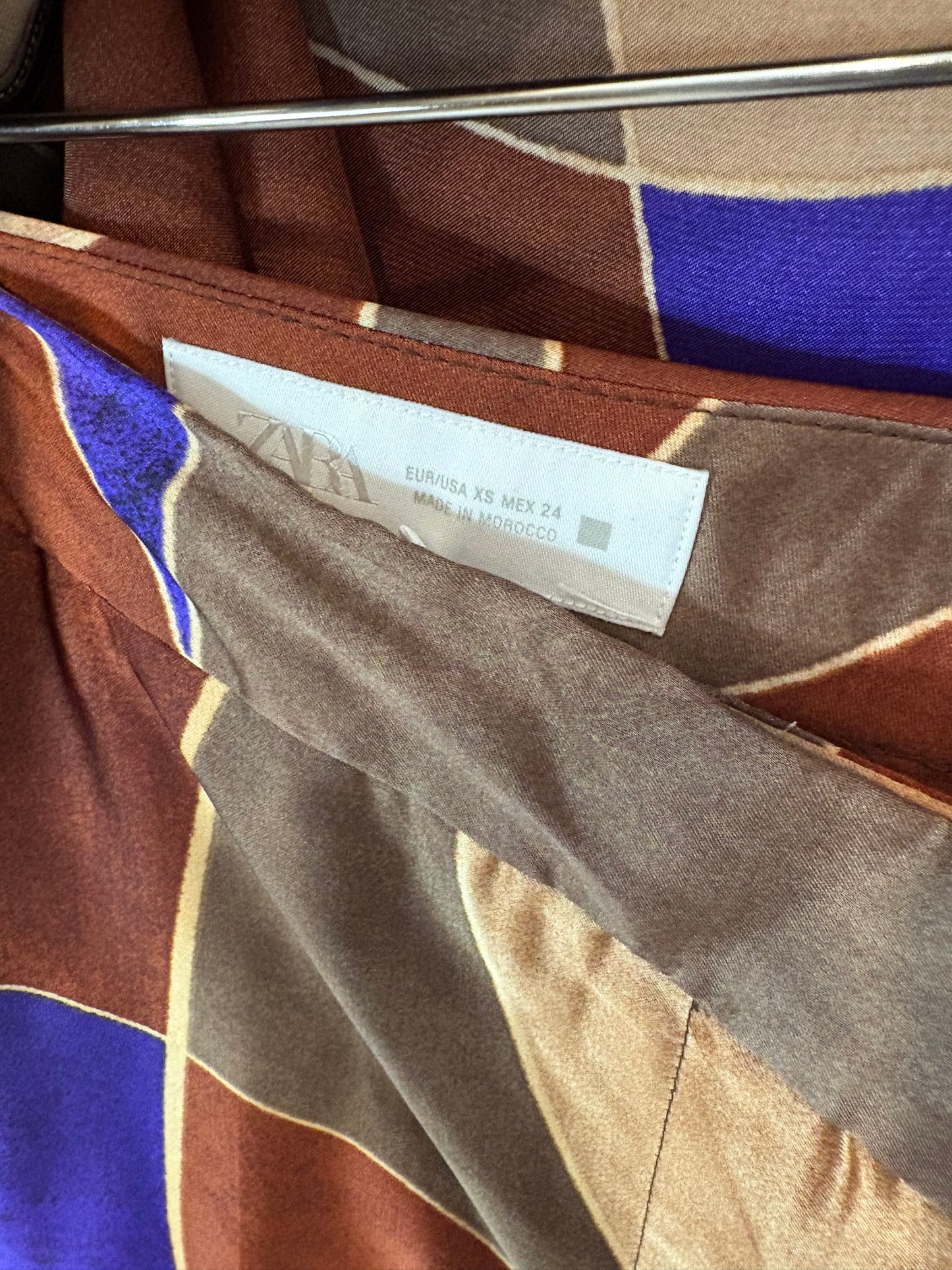 ZARA. Conjunto satinado estampado geométrico