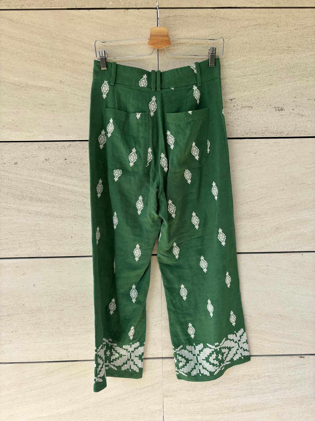 ZARA. Pantalón verde bordados con lino