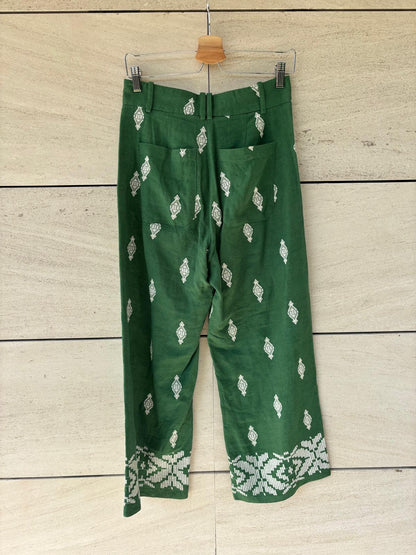 ZARA. Pantalón verde bordados con lino