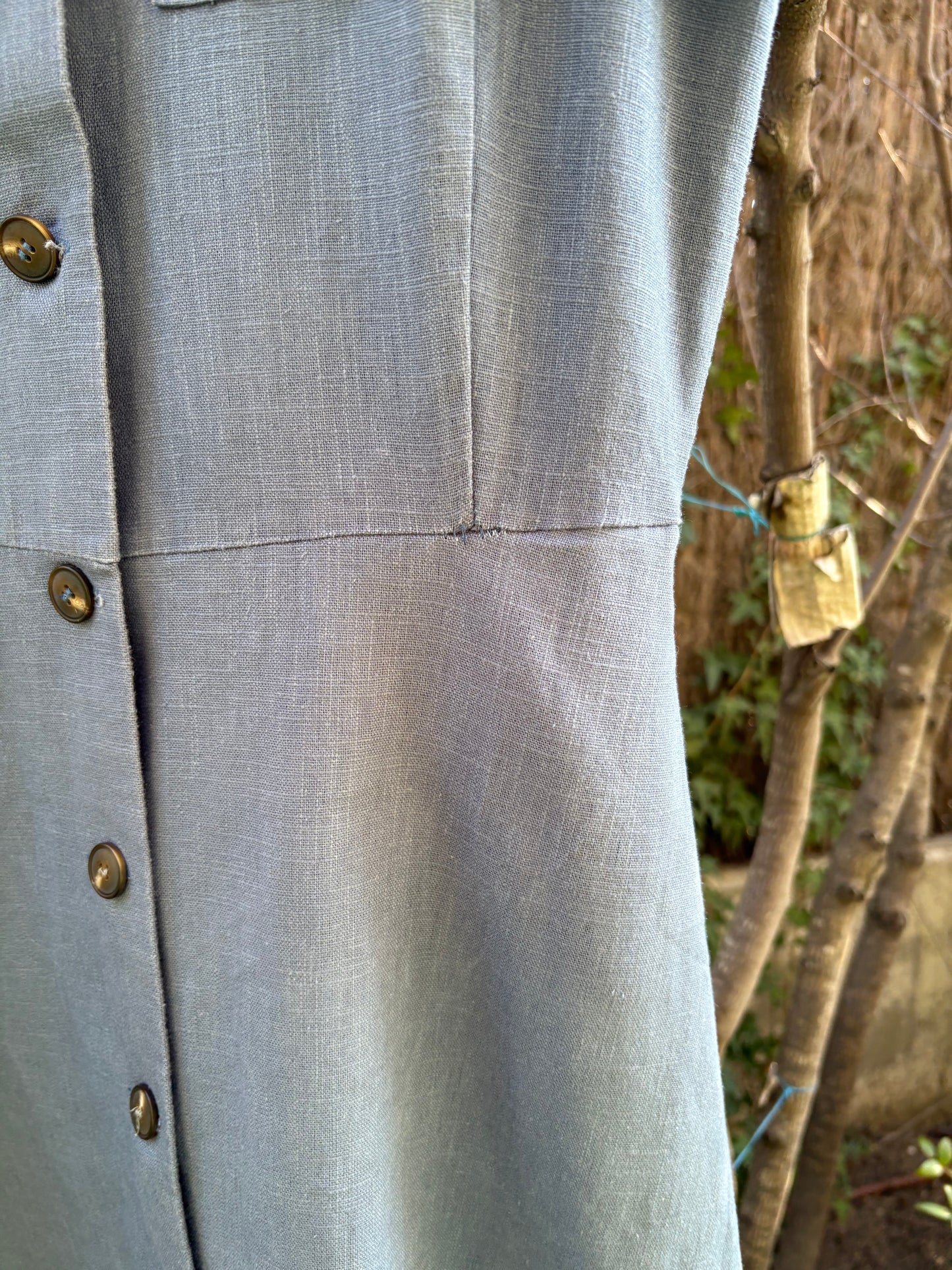 IQ COLLECTION. Vestido largo azul abotonado