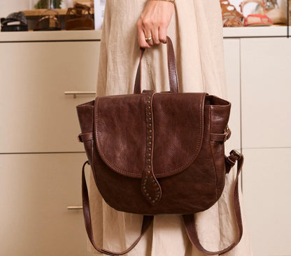 MICUIR. Mochila tachas burdeos