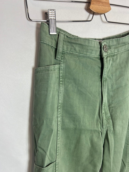 ZARA. Pantalón verde bolsillos. T XS