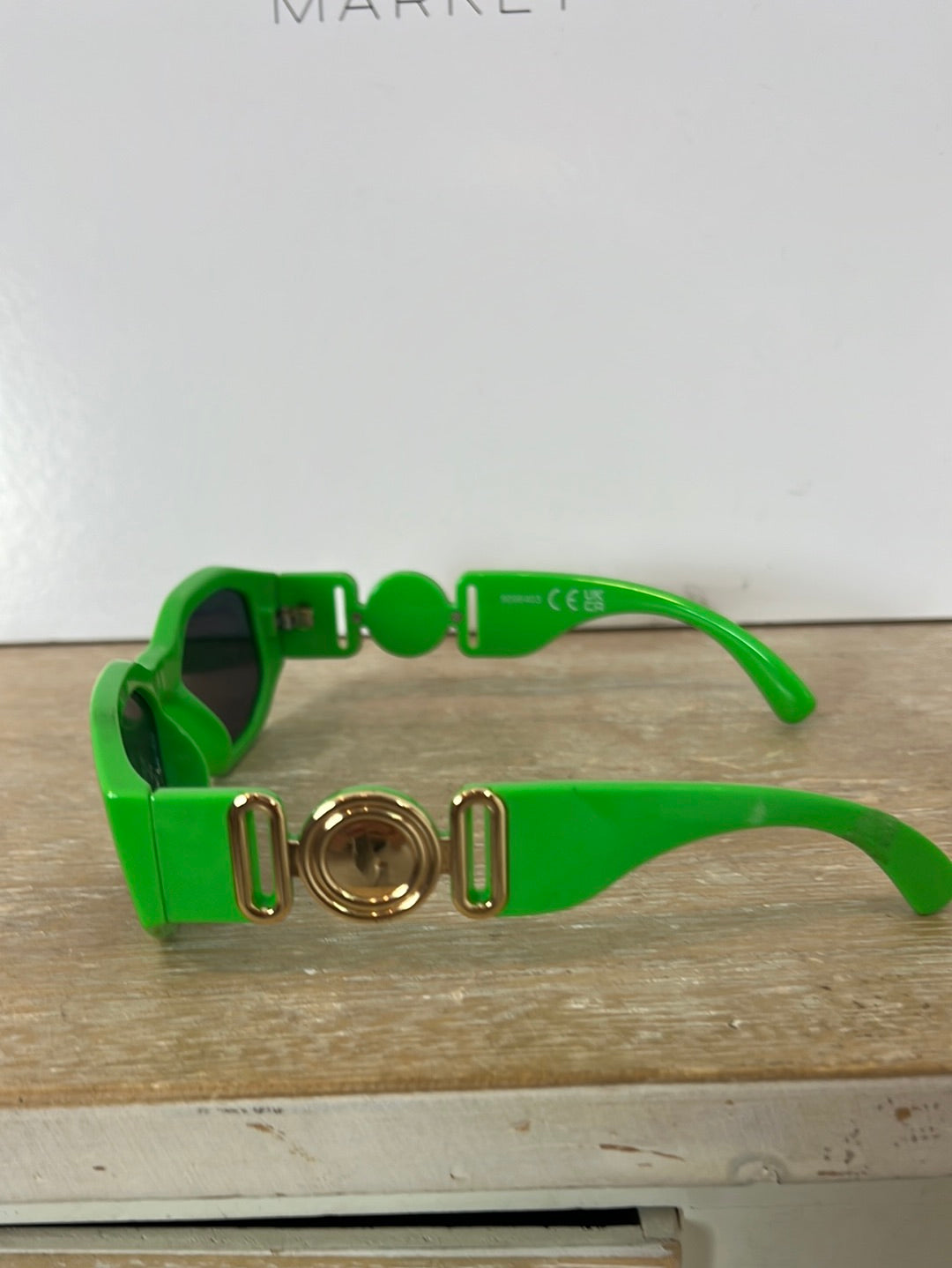 OTRAS. Gafas de sol verdes detalle patillas