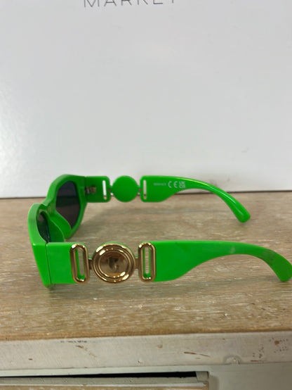 OTRAS. Gafas de sol verdes detalle patillas