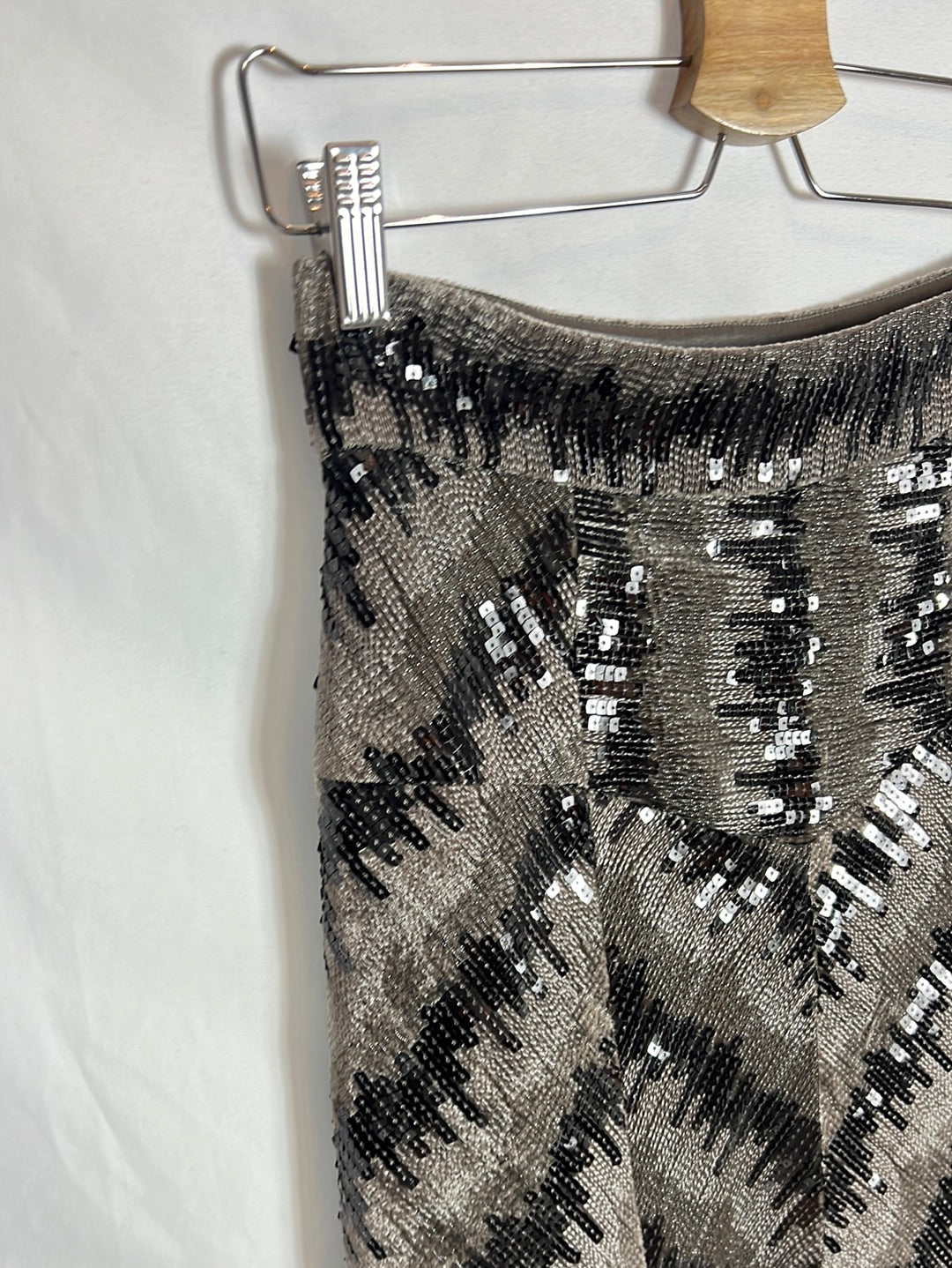 DIANE VON FURSTENBERG. Silk and sequin midi skirt. T 36