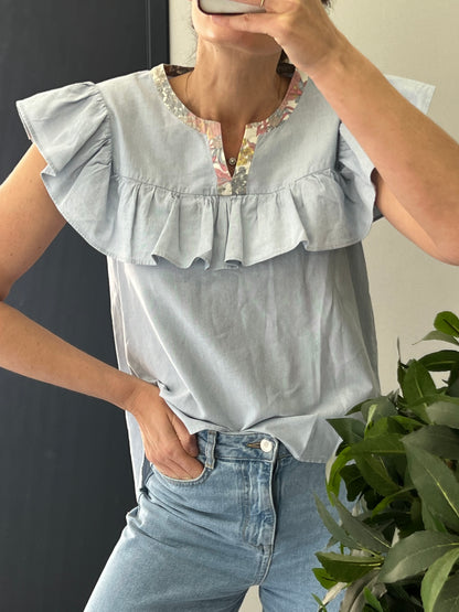 ALOHA TATA. Light denim blouse with flower detail. TM