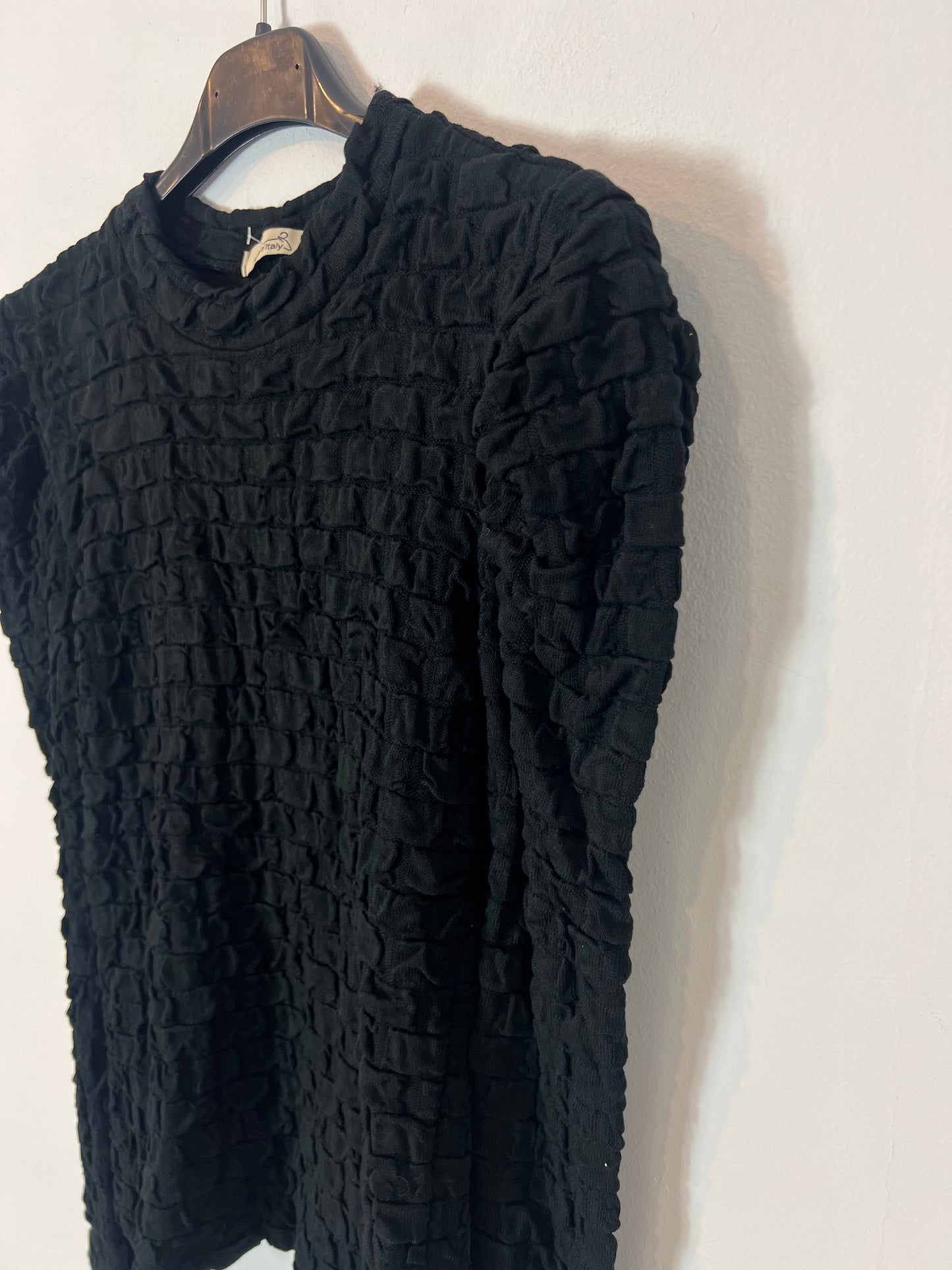 OTRAS. Top negro textura detalle hombro. T S