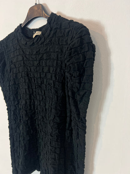 OTRAS. Top negro textura detalle hombro. T S