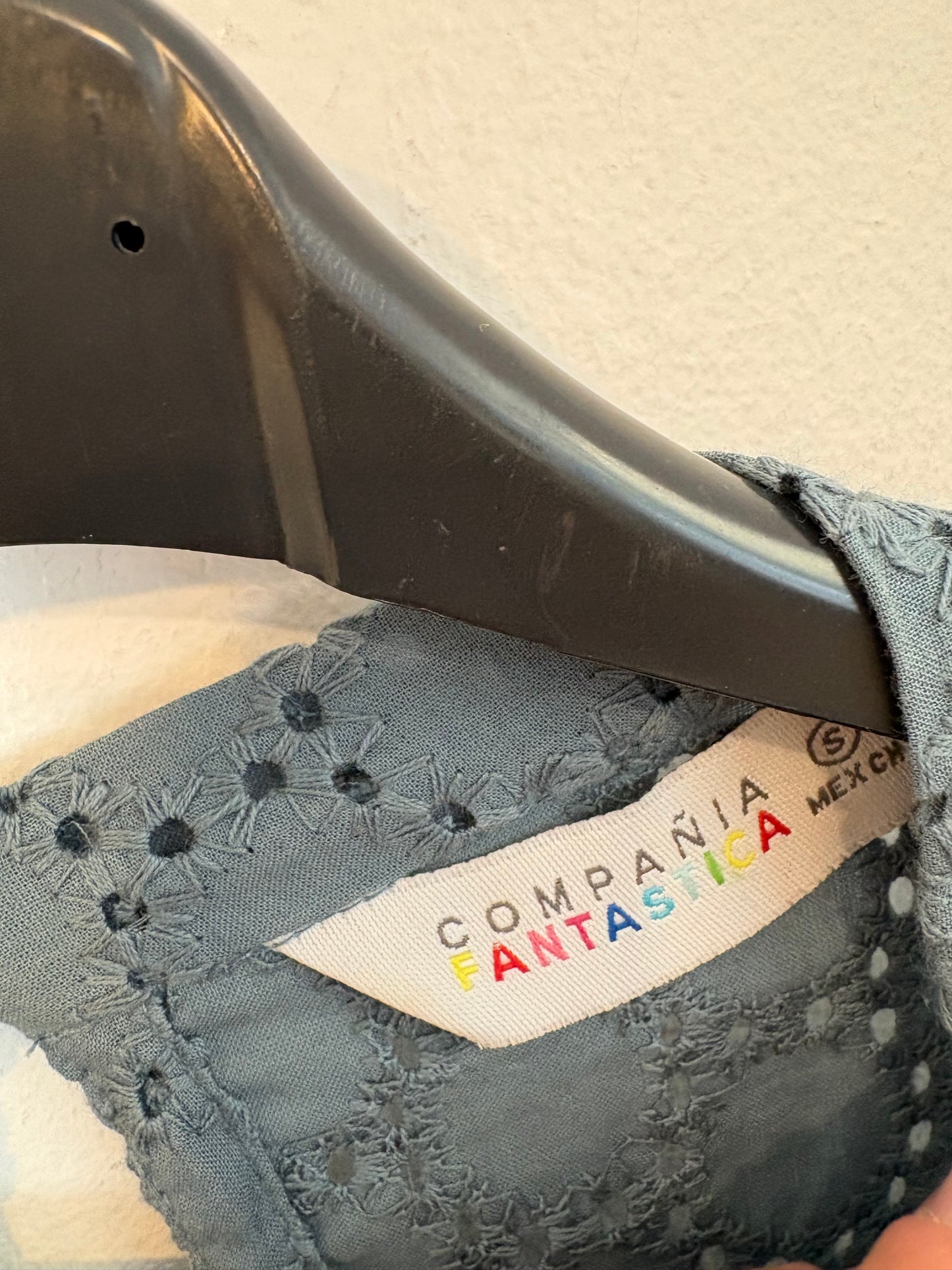 COMPAÑÍA FANTÁSTICA . Blusa azul bordados