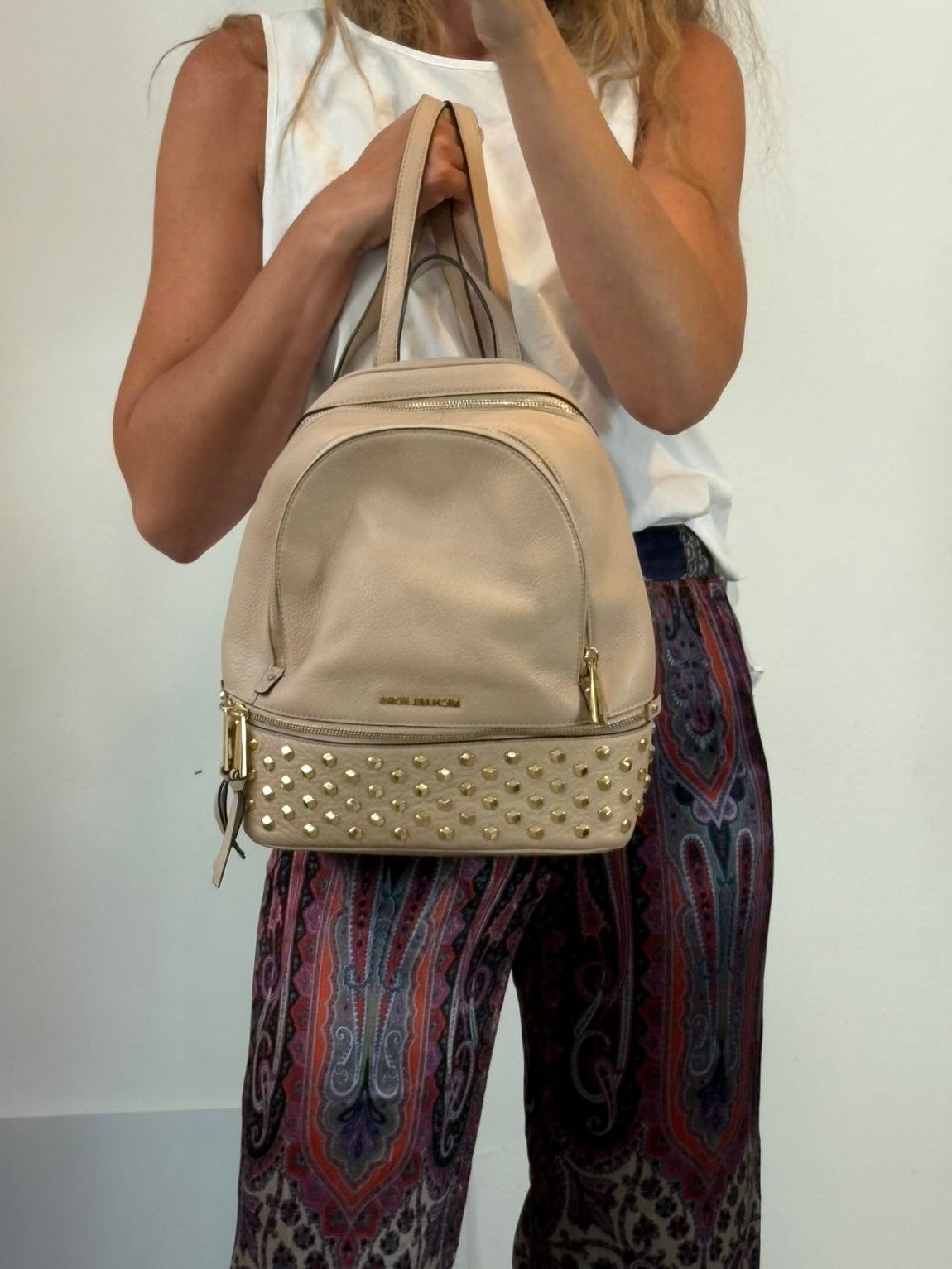 MICHAEL KORS. Mochila mediana piel tachuelas