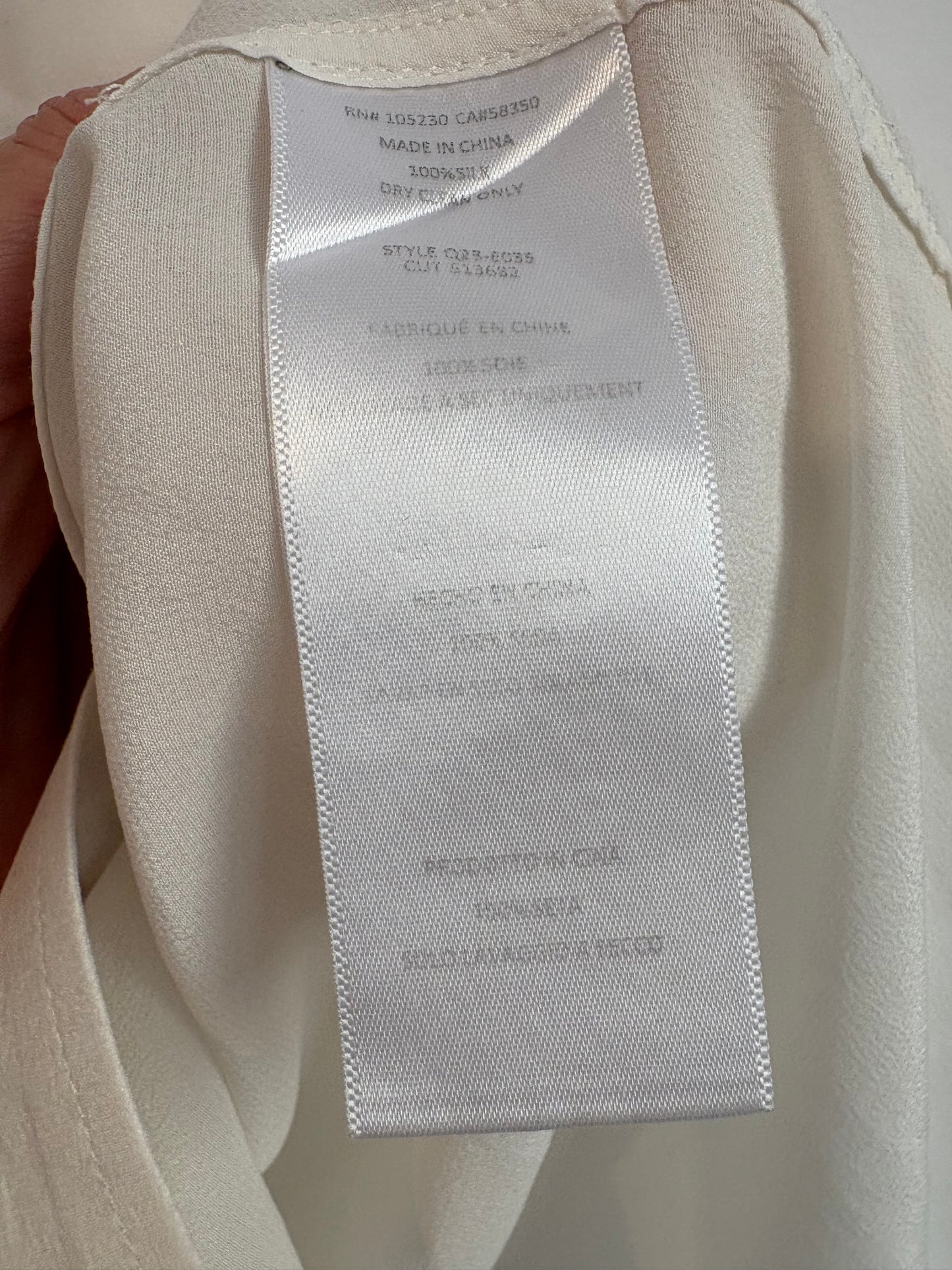 EQUIPMENT. Blusa blanca seda bolsillos