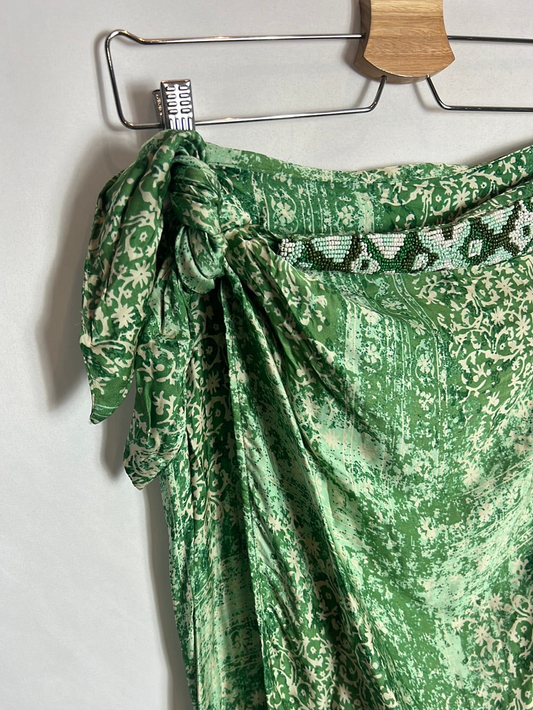 ZARA. Falda midi estilo pareo verde estampada . T XS