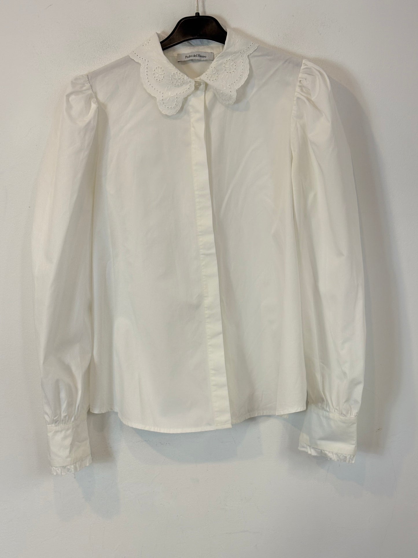 PEDRO DEL HIERRO. Blusa blanca detalle cuello