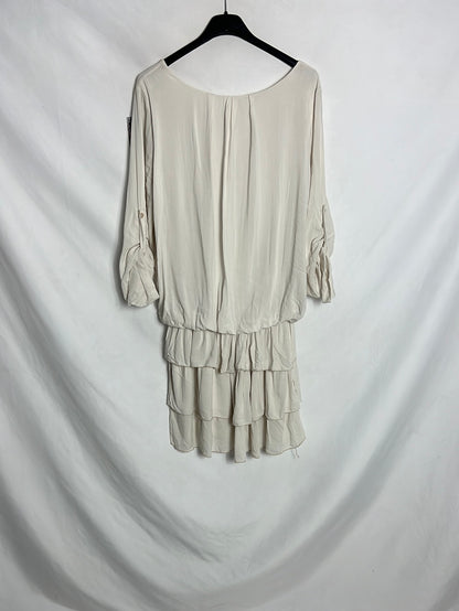 OTRAS. Vestido color crudo volantes. T M