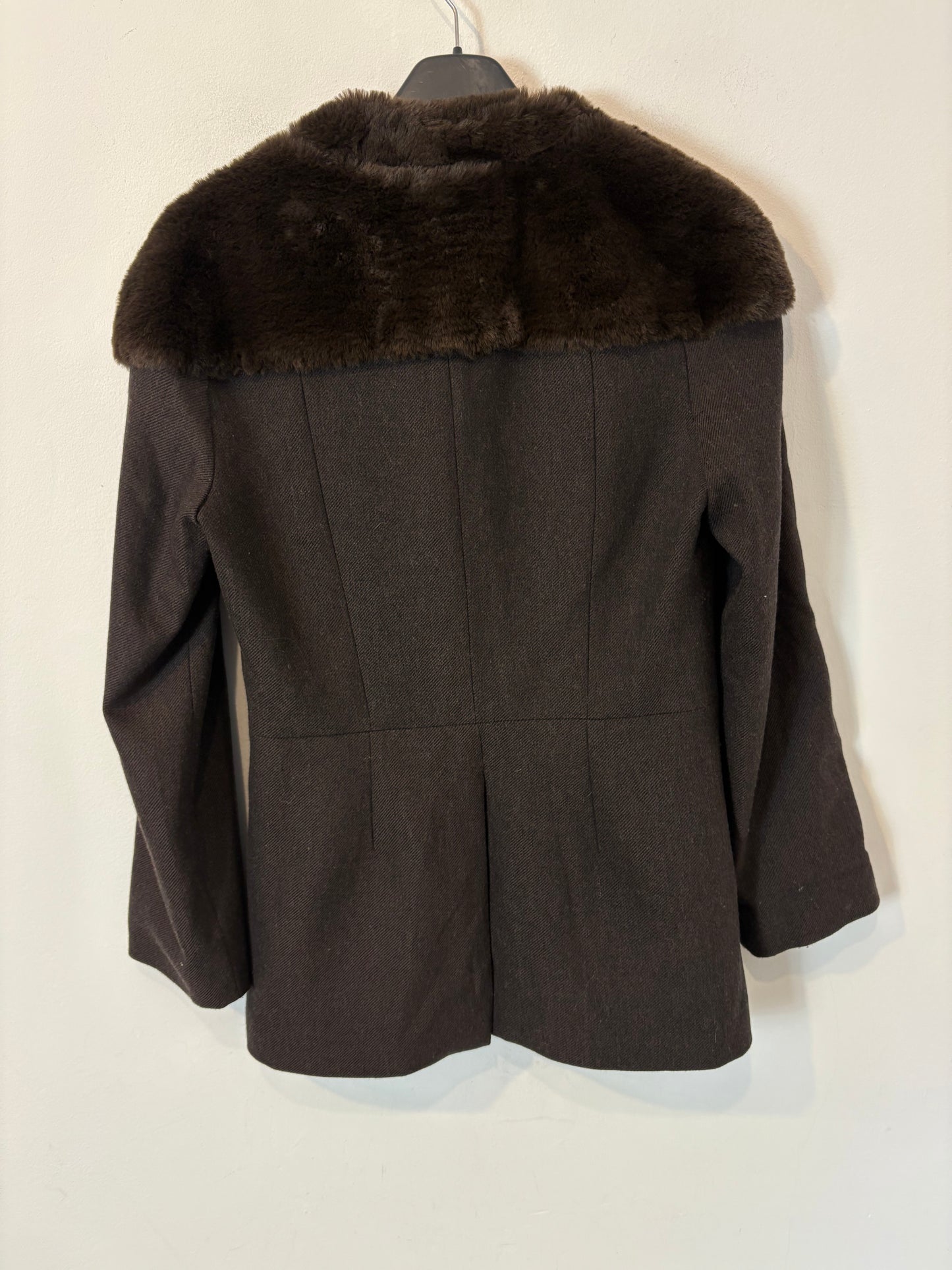 IQ COLLECTION. Conjunto marrón espiga detalle cuello