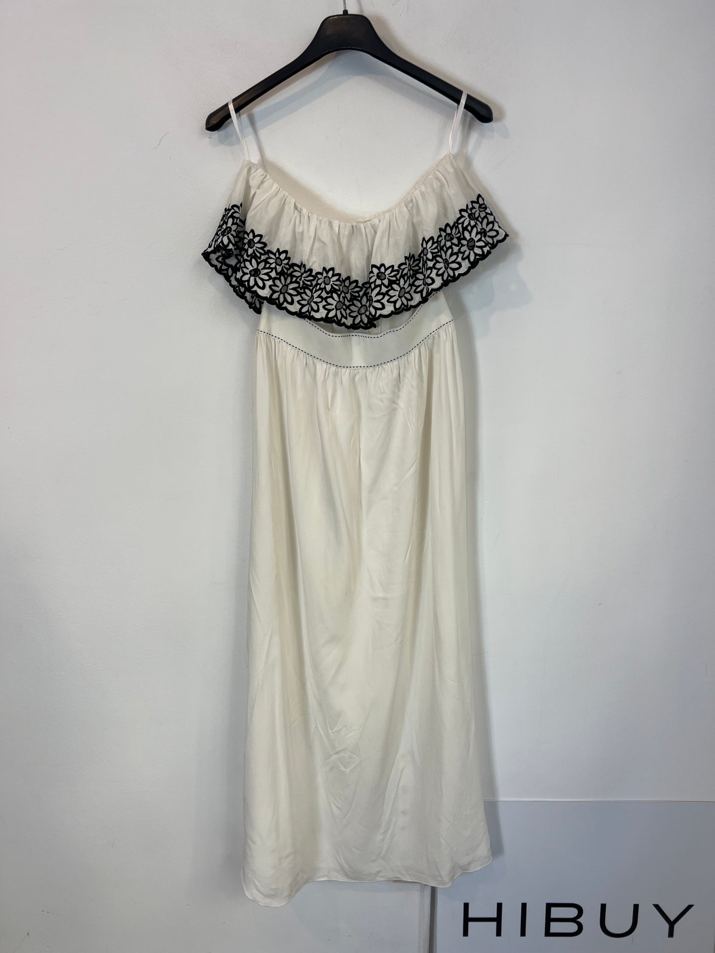 DENNY ROSE. Vestido midi blanco bordados en negros