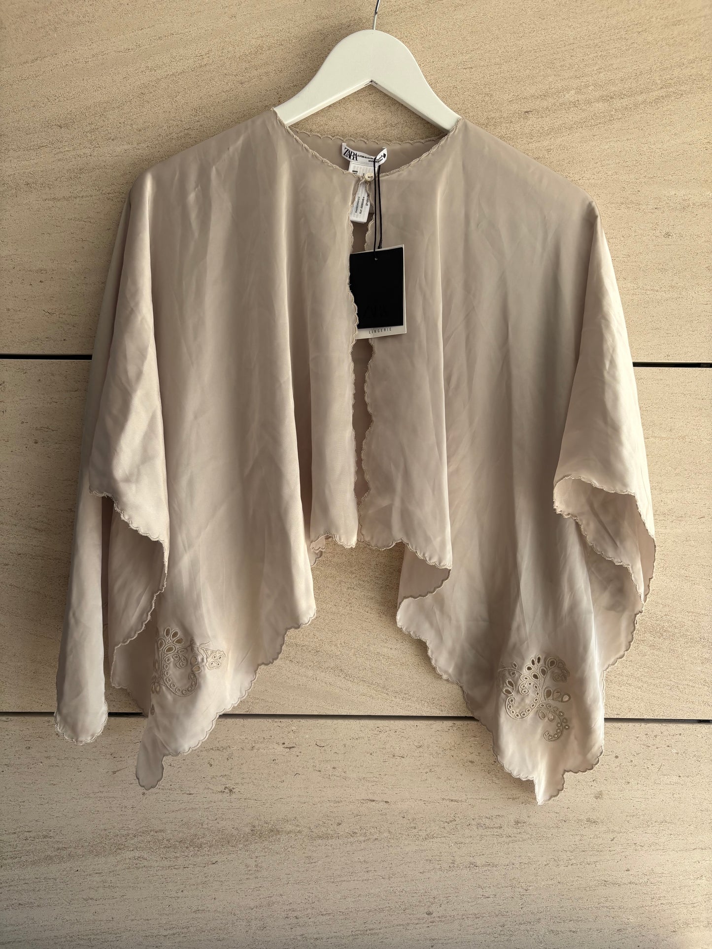 ZARA. Capa fluida bordados. T XS-S