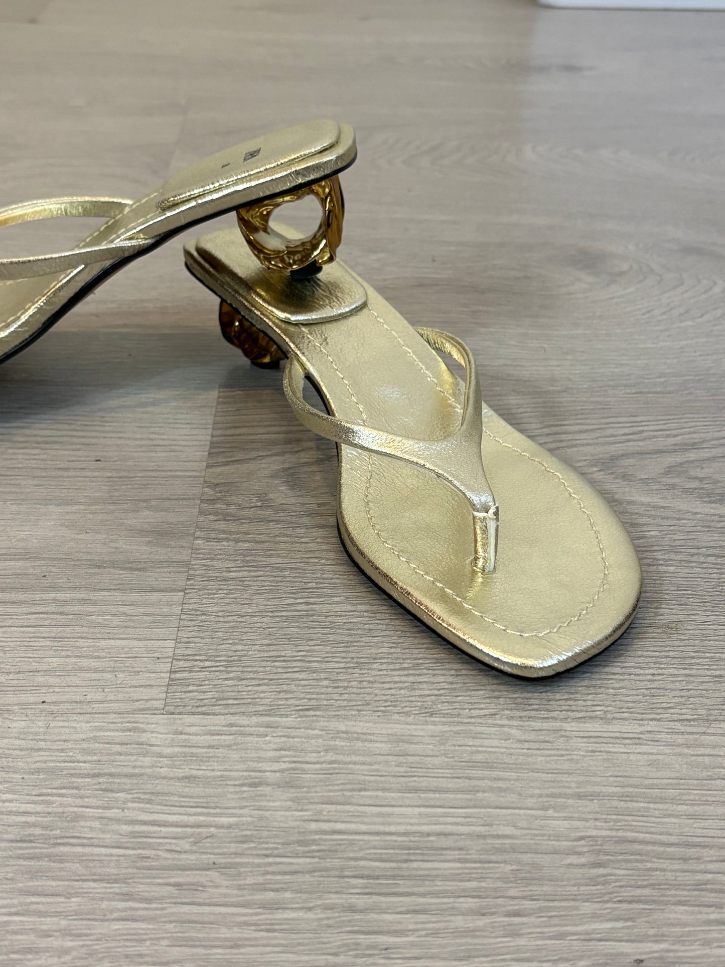 ZARA. Sandalia plateada detalle tacón