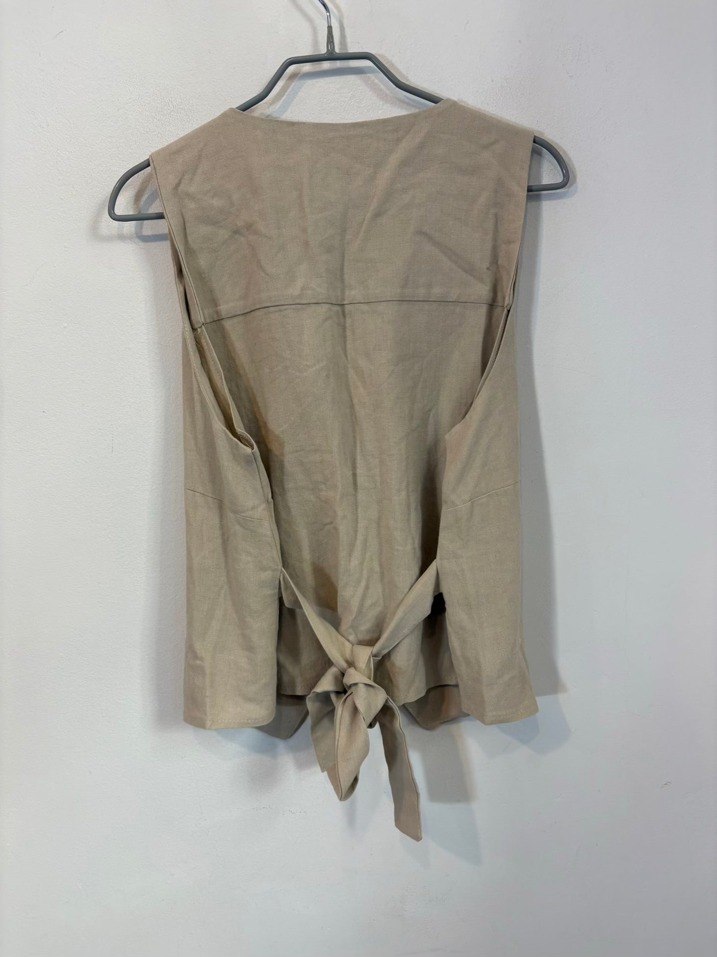 LE GODET. Top beige abotonado