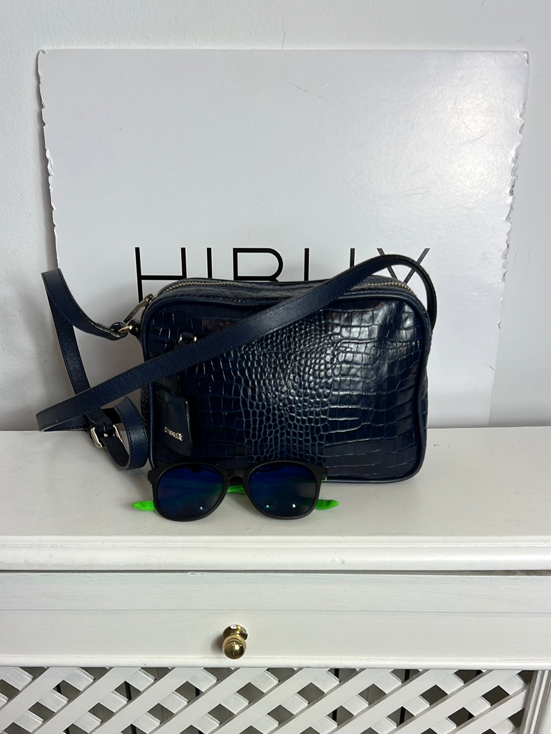 UTERQÜE. Bolso azul piel troquelada