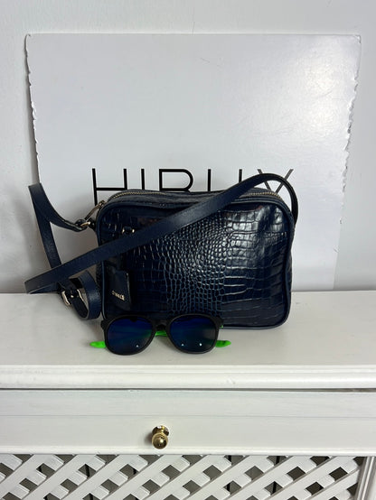 UTERQÜE. Bolso azul piel troquelada