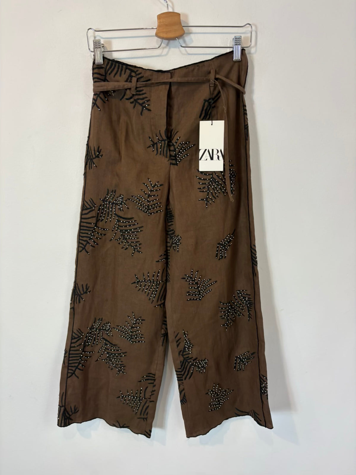 ZARA. Conjunto marrón bordado