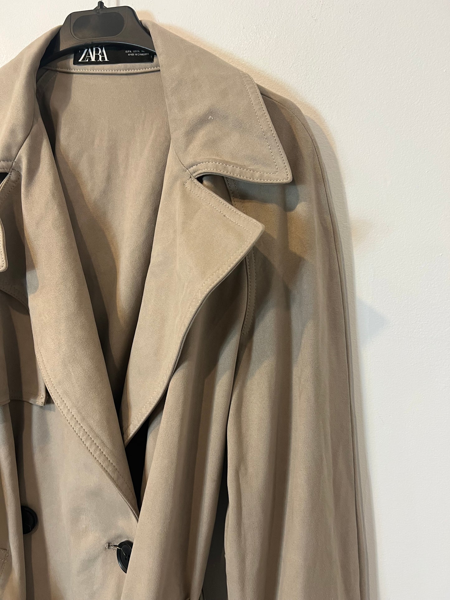 ZARA. Chaqueta beige tostado efecto piel