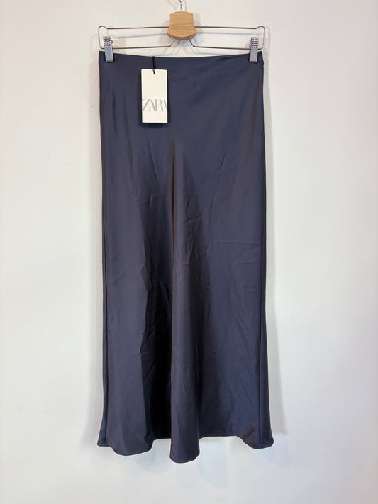 ZARA. Falda midi azul fluida.