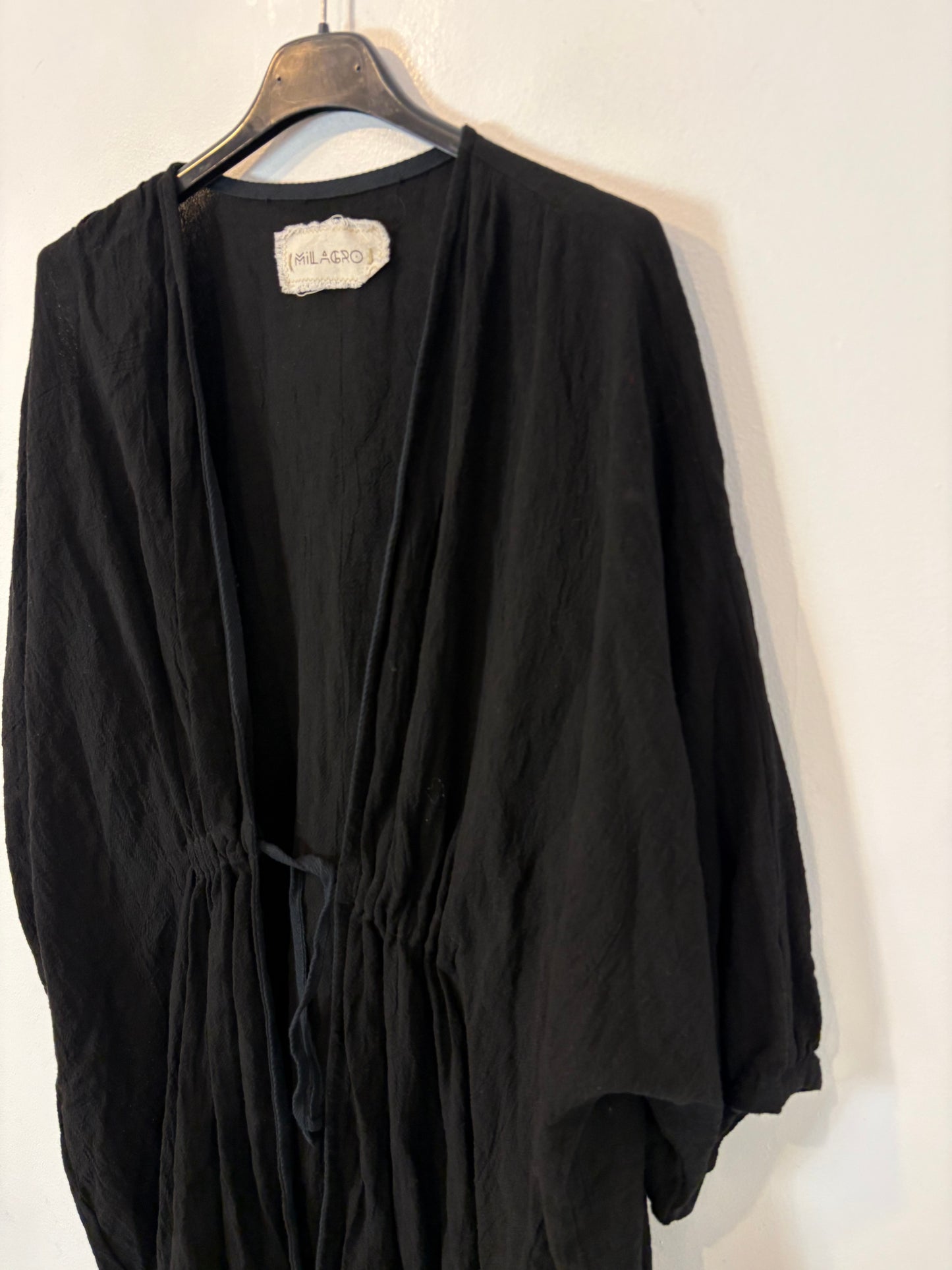 OTRAS. Kimono negro textura