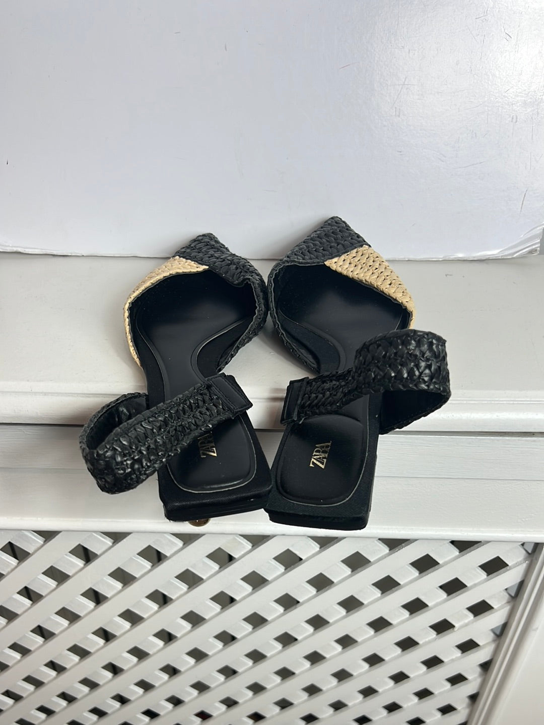 ZARA. Zapato plano bicolor. T 36