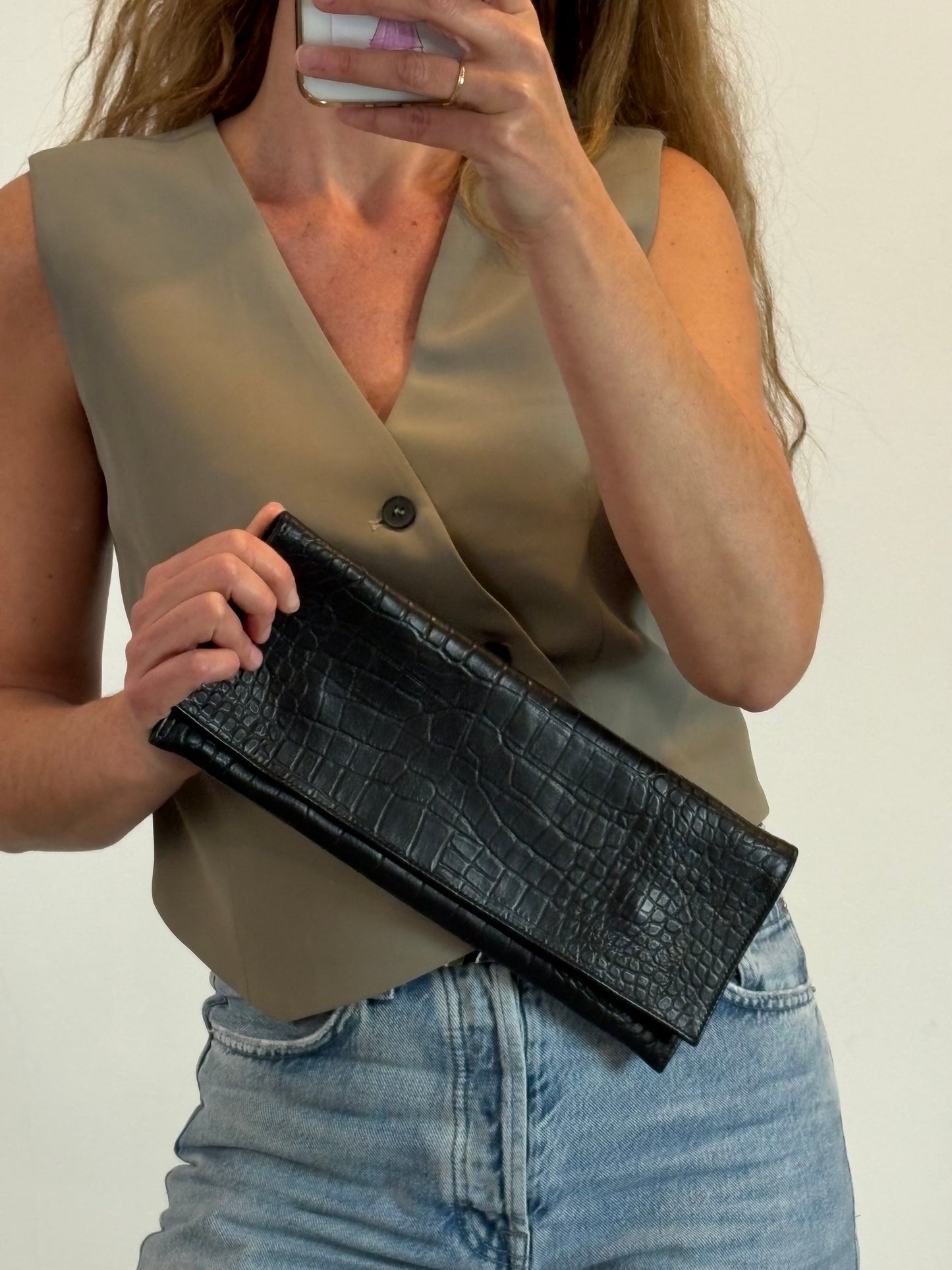 VERDE ESMERALDA . Cartera de mano negra troquelada